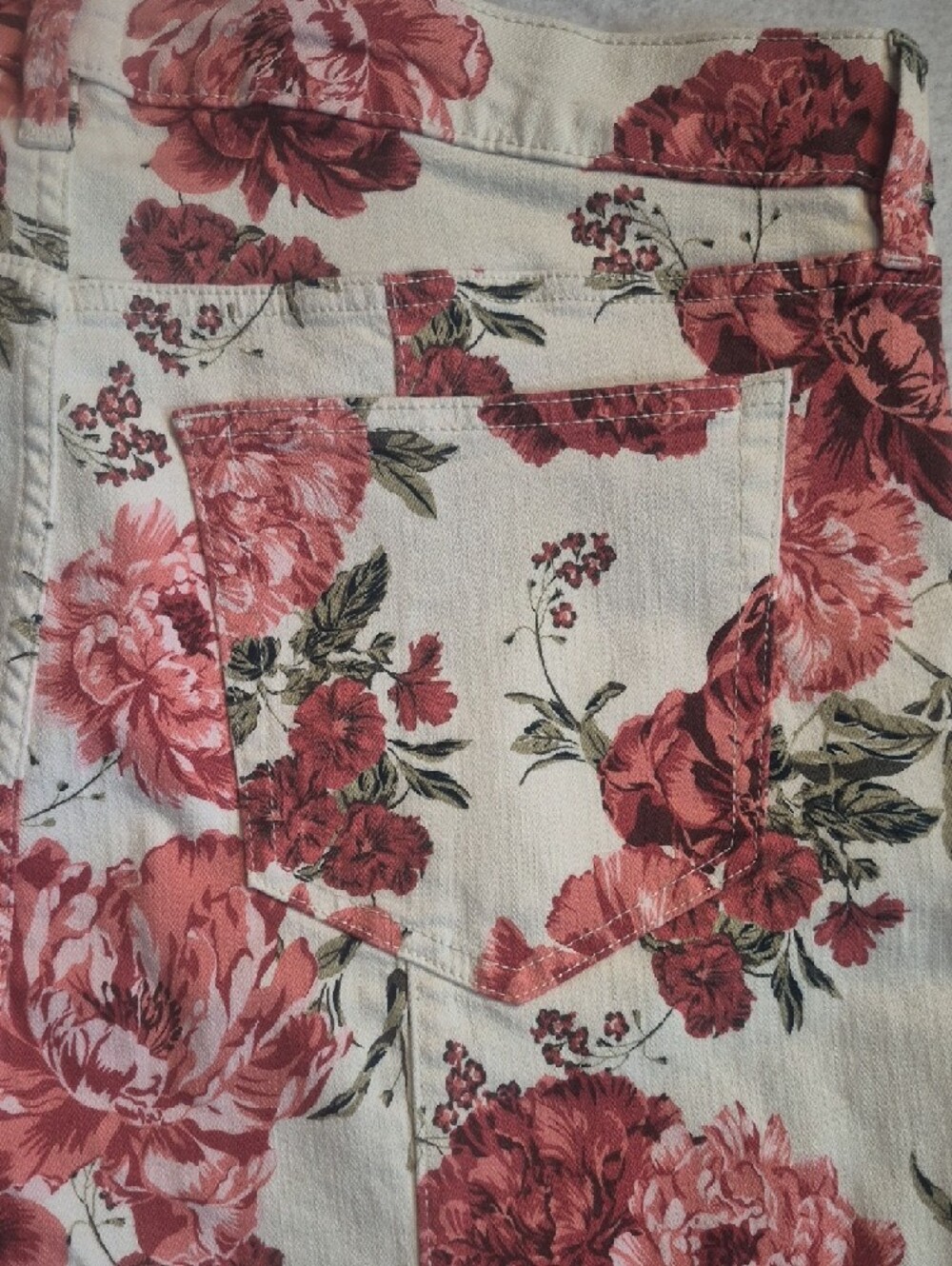 Women Ava & Viv Cream Floral Print Jeans with Red Roses - Picture 3 of 9